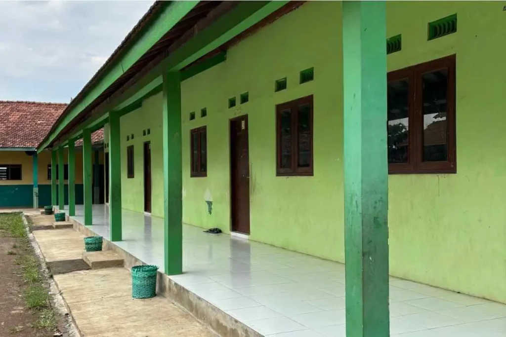 Las matrículas de colegios en Colombia se desploman: ¿por qué 800 colegios ya cerraron y cuántos más desaparecerán? 3 institución educativa fachada