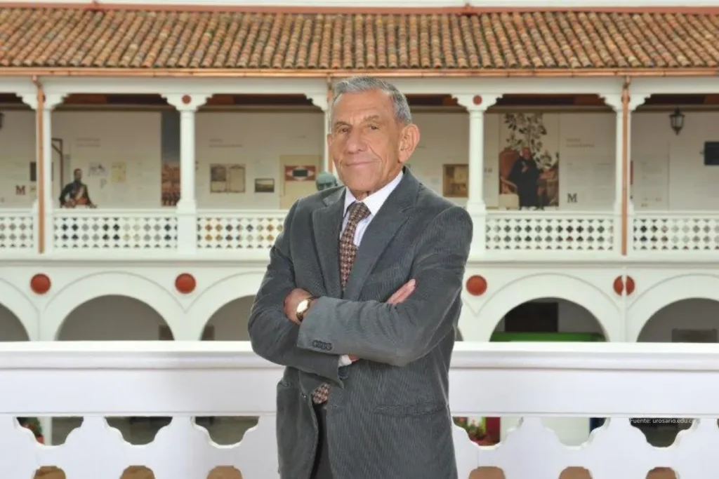 Captura de Nicolás Maduro: lo que significa el ataque de EE. UU. que sacude a Colombia 3 Julio Londoño Paredes posa con los brazos cruzados en un claustro universitario, en un entorno académico e institucional.