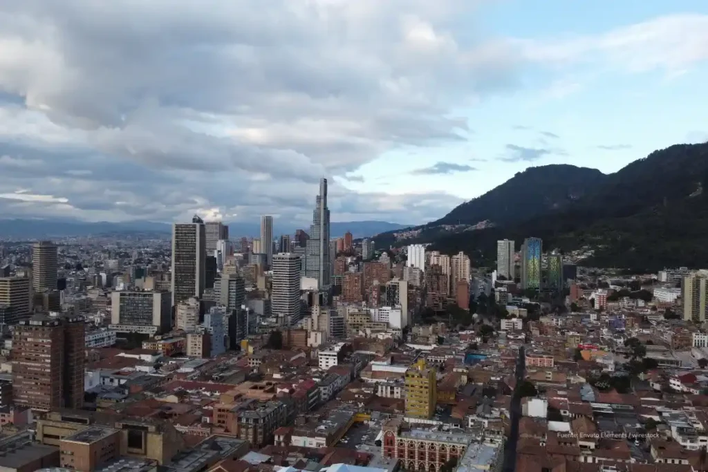 Decretos de emergencia económica de Petro: qué cambian, a quién afectan y por qué están en riesgo 4 Vista panorámica del centro de Bogotá con edificios, cerros orientales y zonas urbanas densamente pobladas.