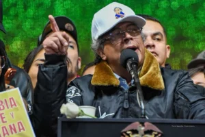 deuda externa 2026. Gustavo Petro interviene en un acto público desde una tarima, rodeado de asistentes y colaboradores.