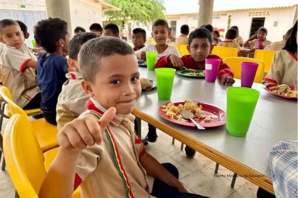Sin alimentación escolar en Colombia, casi un millón de estudiantes iniciaría clases sin PAE 4 Niños en el colegio recibiendo el alimento escolar
