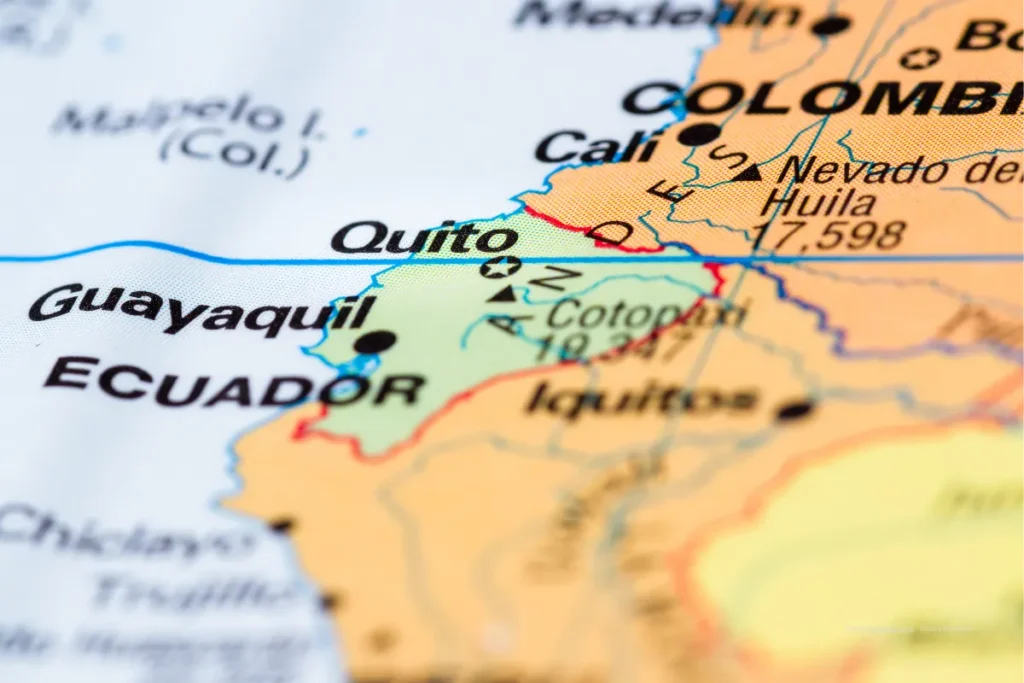 Conflicto Colombia Ecuador: la disputa económica que nadie está mirando 3 Mapa geográfico que muestra la frontera entre Colombia y Ecuador, con ciudades como Quito y Guayaquil destacadas