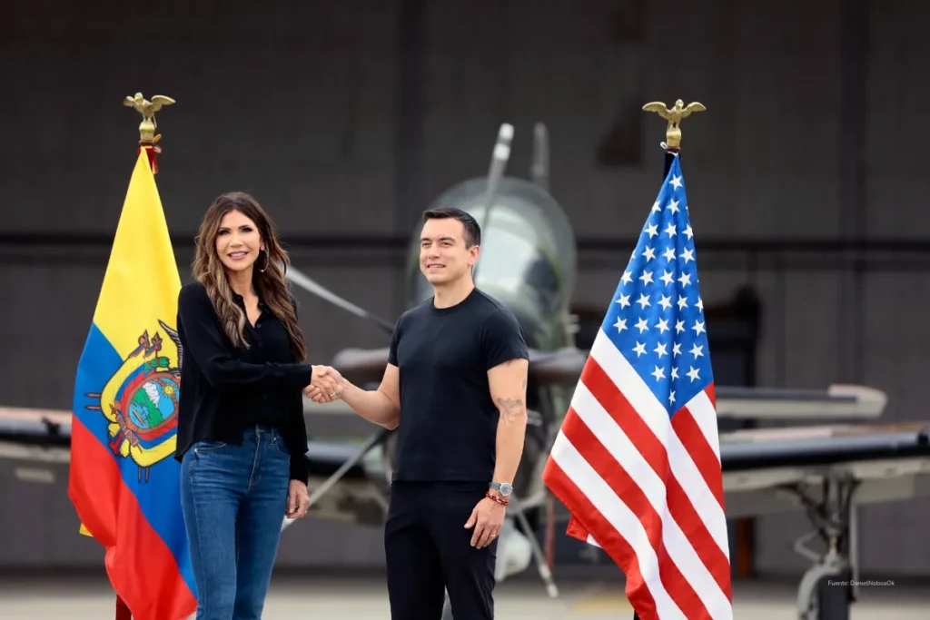 Conflicto entre Colombia y Ecuador: EE. UU. entra en escena mientras escalan aranceles, energía y petróleo 4 Representantes de dos países estrechan manos frente a banderas nacionales y un avión militar