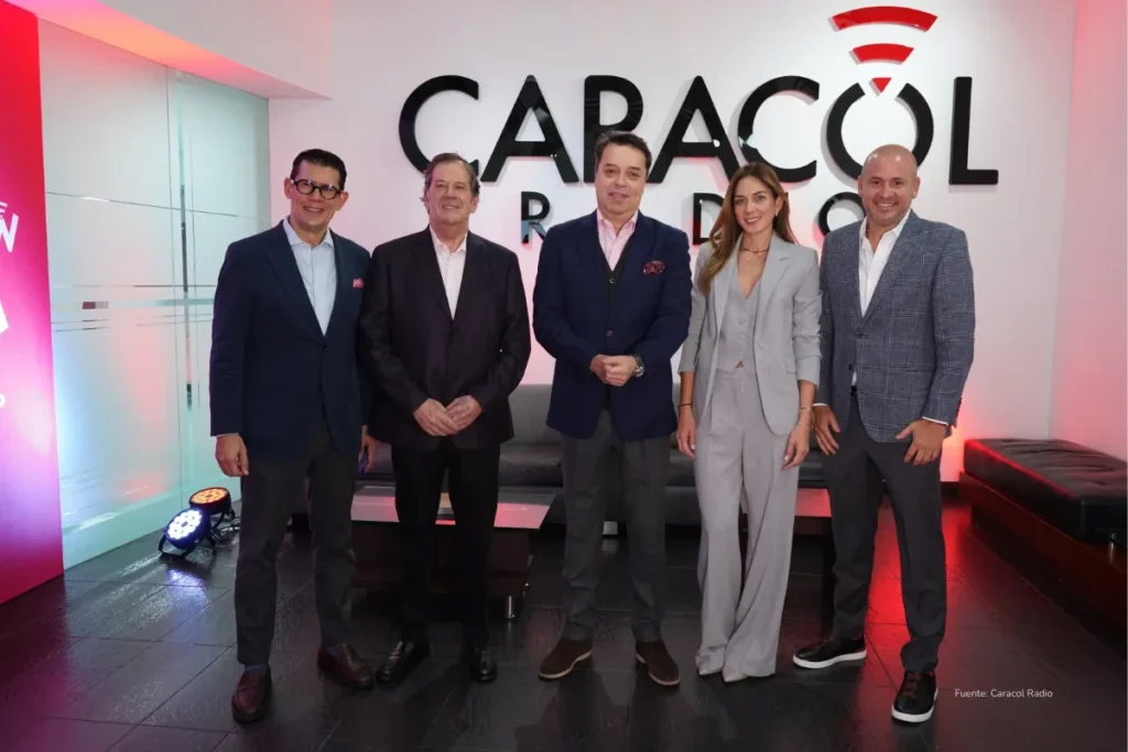 Concentración de medios en Colombia: la fusión de 2 grandes que concentra el mercado 2 Grupo de directivos de Caracol Radio posa en un evento institucional dentro de las instalaciones de la emisora.