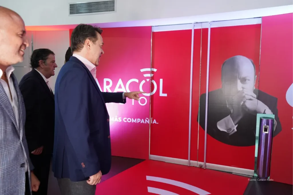 Concentración de medios en Colombia: la fusión de 2 grandes que concentra el mercado 3 Directivos recorren las instalaciones de Caracol Radio durante una presentación institucional de la emisora.