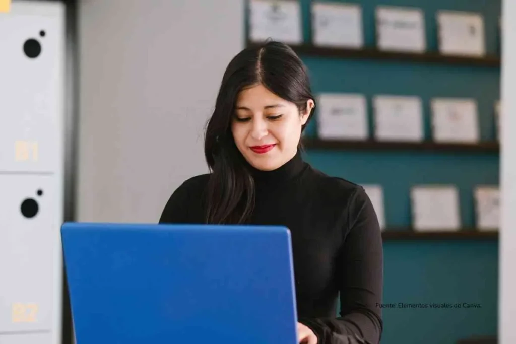 Buscar trabajo en 2026: las plataformas y estrategias que sí están funcionando 3 mujer frente a un computador