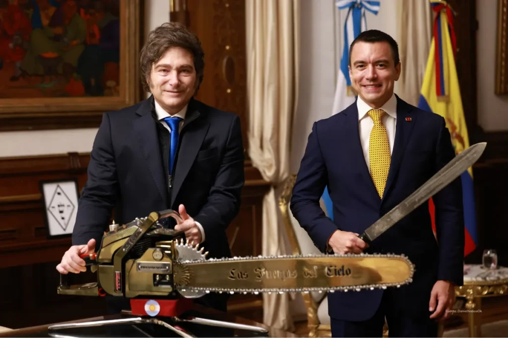 Conflicto Colombia Ecuador: la disputa económica que nadie está mirando 4 Conflicto Colombia Ecuador. Dos dirigentes posan en un despacho oficial sosteniendo una motosierra como gesto simbólico de confrontación política
