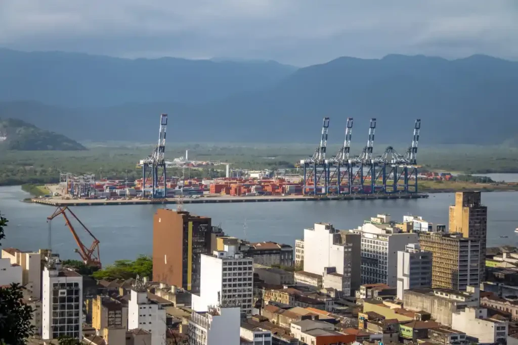 Conflicto entre Colombia y Ecuador: EE. UU. entra en escena mientras escalan aranceles, energía y petróleo 3 conflicto entre Colombia y Ecuador. Vista panorámica de un puerto colombiano con grúas y contenedores junto a una zona urbana