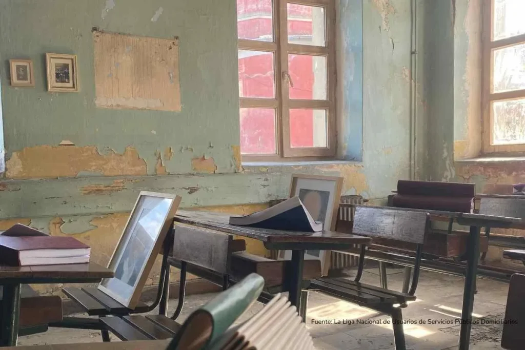 Las matrículas de colegios en Colombia se desploman: ¿por qué 800 colegios ya cerraron y cuántos más desaparecerán? 4 Colegio rural vacío