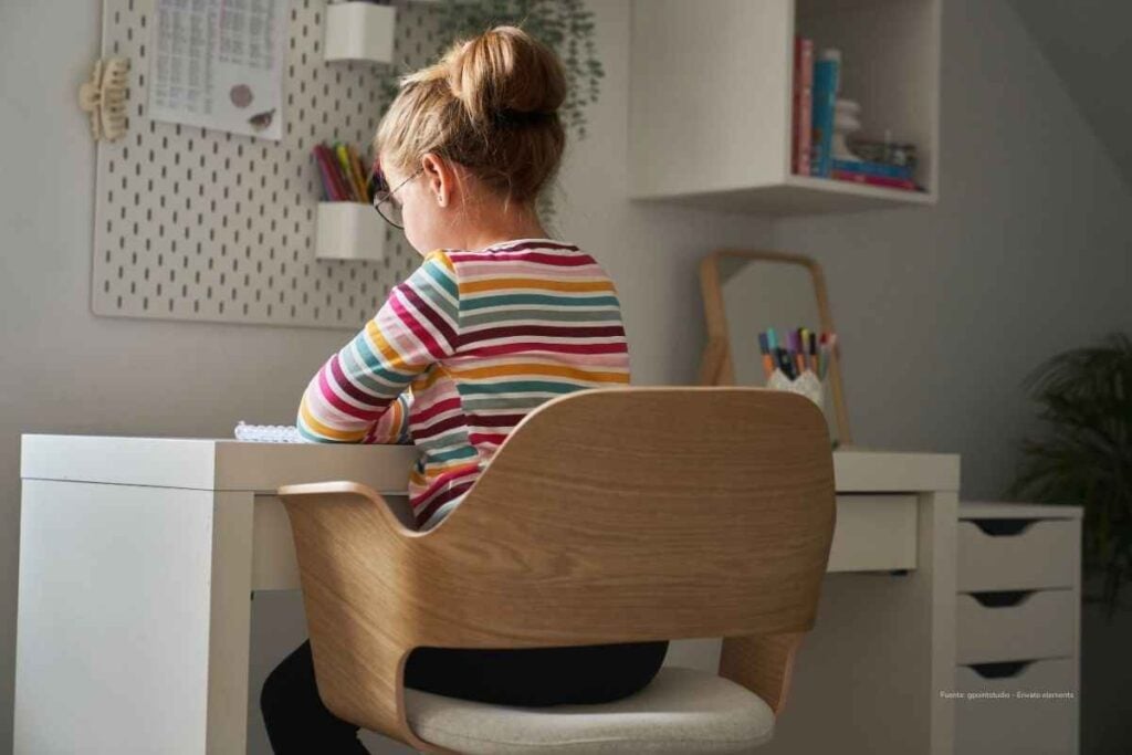 Los 6 consejos de la ergonomía para niños para armar el espacio de estudio 4 La ergonomía para niños es clave para prevenir dolores de espalda, fatiga visual y malas posturas desde la infancia. Una experta explica cómo hacerlo bien en casa.