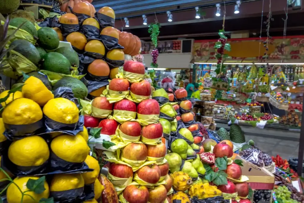 Aranceles de Colombia a Ecuador: el decreto que redefine el comercio bilateral 2 aranceles de Colombia a Ecuador. Puestos de frutas y alimentos frescos exhibidos en un mercado colombiano