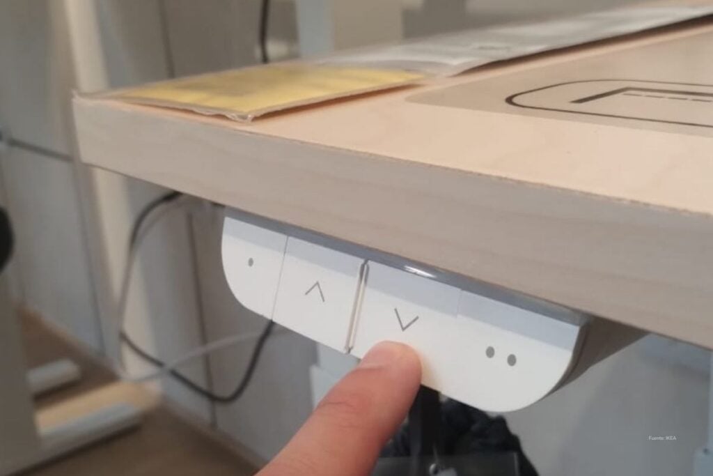 Experta de IKEA da la guía definitiva para organizar el puesto de trabajo y evitar cansancio y dolores 4 El puesto de trabajo es uno de los factores más determinantes en la salud física y mental de quienes pasan largas horas sentados, ya sea en oficina o en modalidad de teletrabajo. Sin embargo, muchas personas lo organizan sin considerar si realmente se adapta a su cuerpo y a su actividad diaria. Cansancio constante, fatiga visual, dolores musculares y dificultad para concentrarse suelen ser señales de alerta de un puesto de trabajo mal adecuado, aunque no siempre se identifican a tiempo. En esta entrevista, Olga Lucía Ramírez, fisioterapeuta especialista en ergonomía y aliada de IKEA, explica qué tener en cuenta para organizar correctamente el puesto de trabajo y evitar estos problemas. img2 Puesto de trabajo: qué revisar antes de organizar el escritorio El primer paso para organizar un puesto de trabajo es identificar qué elementos se van a utilizar durante la jornada. No todos los trabajos requieren lo mismo ni demandan el mismo nivel de espacio. Es clave revisar si se va a usar pantalla, teclado externo, mouse, documentos físicos o varios papeles al tiempo. A partir de eso, se debe elegir un escritorio que tenga la profundidad suficiente para apoyar los antebrazos y permita ubicar la pantalla a la altura adecuada. El puesto de trabajo también debe ofrecer amplitud y orden. Cajoneras, superficies ajustables y opciones para ubicar los elementos a la derecha o a la izquierda facilitan la organización y evitan posturas forzadas durante el día. El error más común al organizarlo Uno de los errores más frecuentes al organizar un puesto de trabajo es la mala ubicación. Trabajar de espaldas a una ventana o en un espacio reducido limita el movimiento y obliga a adoptar posturas incómodas. Otro error común es no contar con suficiente superficie para apoyar los brazos, lo que genera tensión en hombros y cuello. Además, muchas personas usan cualquier silla sin verificar si realmente se ajusta a sus necesidades. Estos errores, aunque parecen pequeños, se acumulan con el tiempo y terminan afectando la salud. Le puede interesar: Buscar trabajo en 2026: las plataformas y estrategias que sí están funcionando Puesto de trabajo y la elección adecuada de la silla Un puesto de trabajo bien organizado no funciona si la silla no se adapta a las medidas de la persona. La silla debe acoplarse tanto al cuerpo como al escritorio. Antes de elegirla, es importante conocer qué ajustes permite y verificar que realmente se pueda adaptar a la altura del escritorio. La comodidad no depende solo del acolchado, sino de que permita mantener una postura estable durante varias horas. Además del mobiliario, el puesto de trabajo debe ubicarse en un entorno que favorezca la concentración, con buena iluminación y un ambiente tranquilo. La ergonomía, explica la experta, es la interacción entre la persona, el objeto y el medioambiente. Puesto de trabajo: cómo saber si está bien organizado Muchas personas no conocen los parámetros técnicos para evaluar su puesto de trabajo. Por eso, el primer consejo es escuchar al cuerpo. Sensaciones de cansancio, fatiga general o molestias visuales son señales de que algo no está funcionando bien. Si se trabaja dentro de una organización, es posible solicitar una inspección del puesto de trabajo a través del Sistema General de Seguridad y Salud en el Trabajo, para que un experto en ergonomía haga la evaluación correspondiente. Identificar estas señales a tiempo permite hacer ajustes antes de que aparezcan problemas más graves. Lea más: Ministerio de la Igualdad: cuarto ministro en menos de dos años, ¿a qué juega Petro? Puesto de trabajo: síntomas de alerta más comunes Un puesto de trabajo mal adecuado no solo produce dolor de espalda. También se manifiesta a través de otros síntomas que muchas veces se normalizan. Fatiga, cansancio persistente, dificultad para concentrarse y fatiga visual son alertas frecuentes. En estos casos, no basta con revisar la ergonomía física del puesto de trabajo. También es necesario evaluar factores organizacionales: cómo se distribuye el tiempo, si se realizan pausas, si se respetan los espacios de alimentación y cómo se organizan las tareas. En algunos casos, puede ser necesaria una evaluación psicosocial; en otros, una revisión ergonómica integral del puesto. Alturas de silla y escritorio Una de las dudas más comunes es si existe una altura ideal para la silla o el escritorio. En ergonomía, la respuesta es clara: la silla no tiene una altura estándar. La silla debe ajustarse según los parámetros antropométricos de cada persona. En cuanto al escritorio, existe una referencia general entre 70 y 74 centímetros, pero siempre debe adaptarse al usuario. El criterio principal para ajustar el puesto de trabajo es que el brazo quede a 90 grados sobre el escritorio. A partir de ahí, se ajustan los demás elementos: la pantalla a la altura visual y, si es necesario, elevadores de pantalla o reposapiés, que no siempre deben utilizarse. Organizar correctamente el puesto de trabajo no se trata de seguir tendencias ni de elegir muebles solo por diseño. Se trata de priorizar la funcionalidad, el confort y la adaptación al cuerpo y al entorno. Escuchar al cuerpo, ajustar el mobiliario y elegir bien el espacio puede marcar la diferencia entre una jornada productiva y una rutina llena de cansancio y dolores. Siga leyendo: La eliminación del cáncer VPH es posible y Australia lo demostró