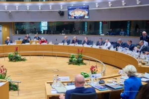 TLC Mercosur y Unión Europea. Reunión de representantes de la Unión Europea en una sala del Consejo durante una cumbre oficial.