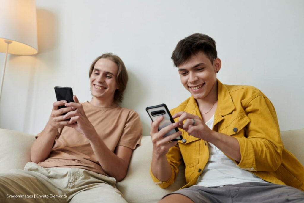 Celular para juegos: esta es la nueva apuesta de Honor con batería de 10.000 mAh 3 celular para juegos, Honor Win, Dos hombres jóvenes juegan en el celular, Más Colombia