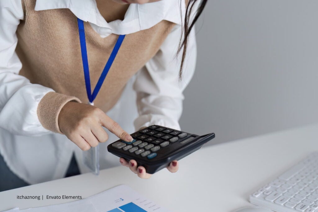 Con dato del IPC, esta es la tabla salarial 2026 de empleados públicos en Colombia 2 Empleada pública hace cuentas con calculadora