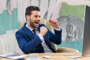 Empleado público de la rama judicial celebra al ver la tabla salarial 2026