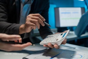 Hombre hace comparación financiera