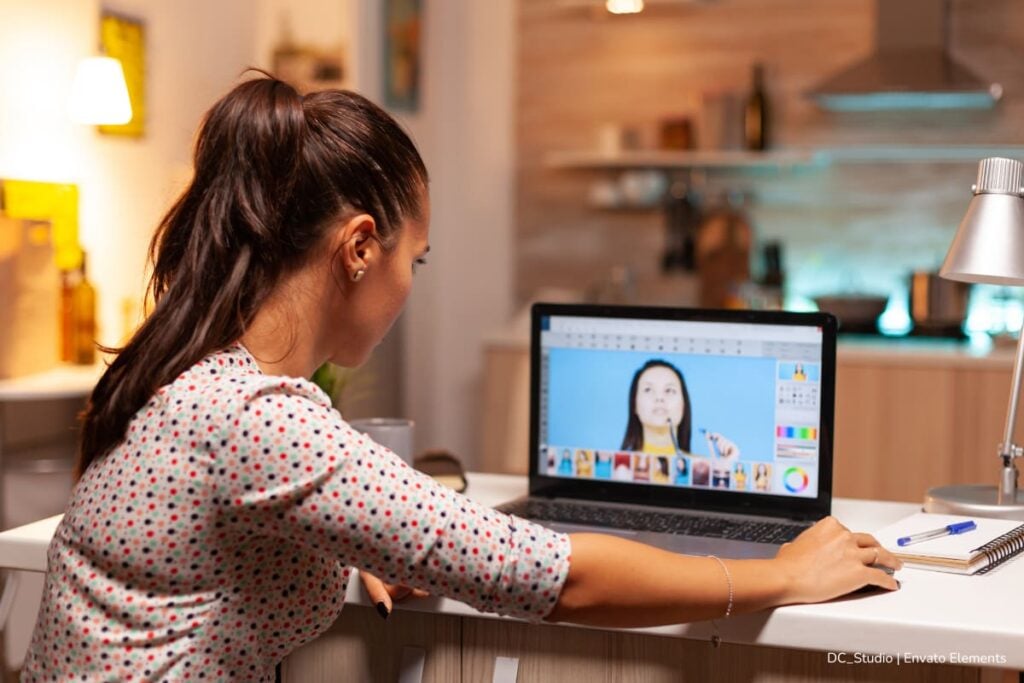 Educación digital personalizada: nuevas formas de aprender fuera del aula tradicional 4 educación digital personalizada, Mujer tomando clases virtuales, Más Colombia