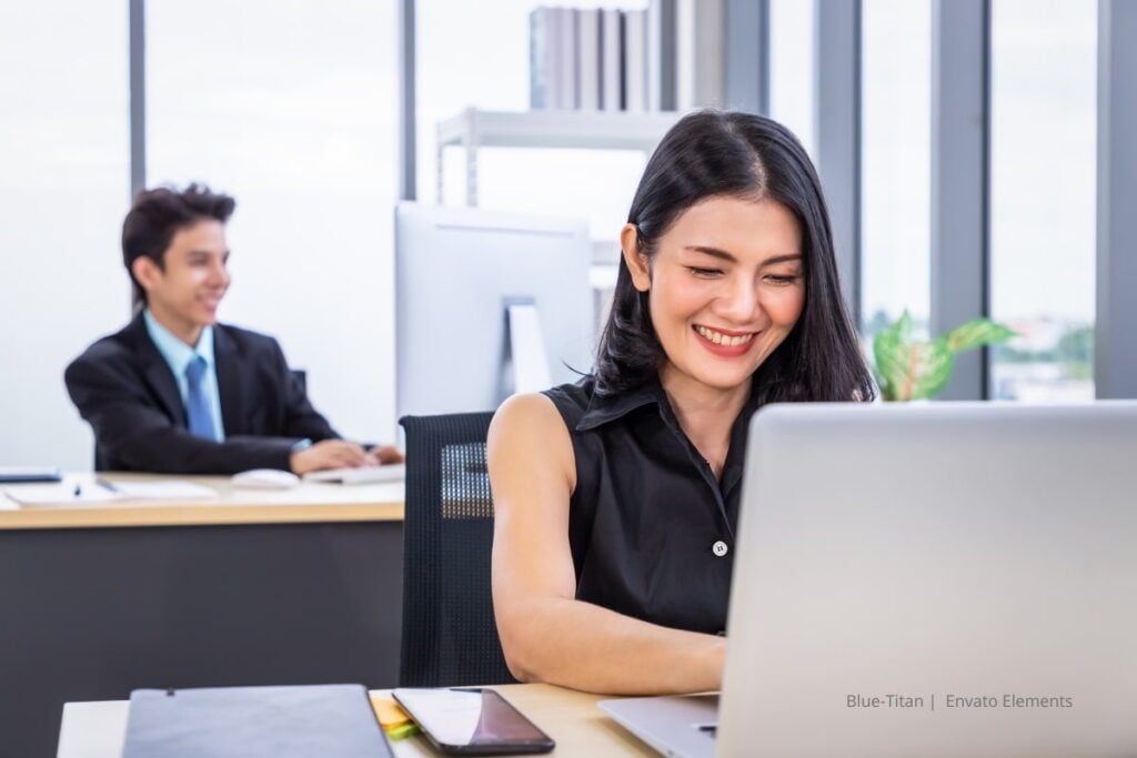 Lo que debe saber antes de contratar un software contable en Colombia 2 Profesional gestionando software contable en Colombia