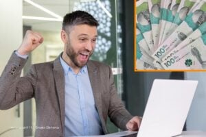 Trabajador consulta la tabla salarial 2026 de empleados públicos