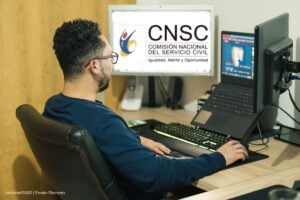 curso virtual de la CNSC, hombre tomando curso virtual de la CNSC, Más Colombia
