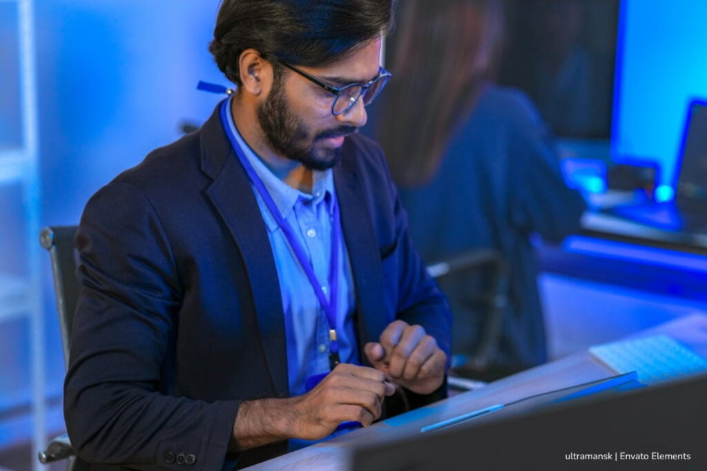 Hoy, 21 de enero, inicia el recaudo para el concurso Entidades del Orden Territorial y Unidad de Alimentos para Aprender – UApA: fechas clave y pasos para inscripción en SIMO 4 concurso Entidades del Orden Territorial y Unidad de Alimentos para Aprender, concurso UApA, hombre trabajando en computador, Más Colombia