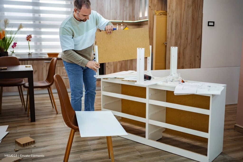 El arte del detalle: por qué la uniformidad es clave en la carpintería de diseño 3 arte del detalle, carpintería de diseño, persona trabajando en mueble de madera, Más Colombia