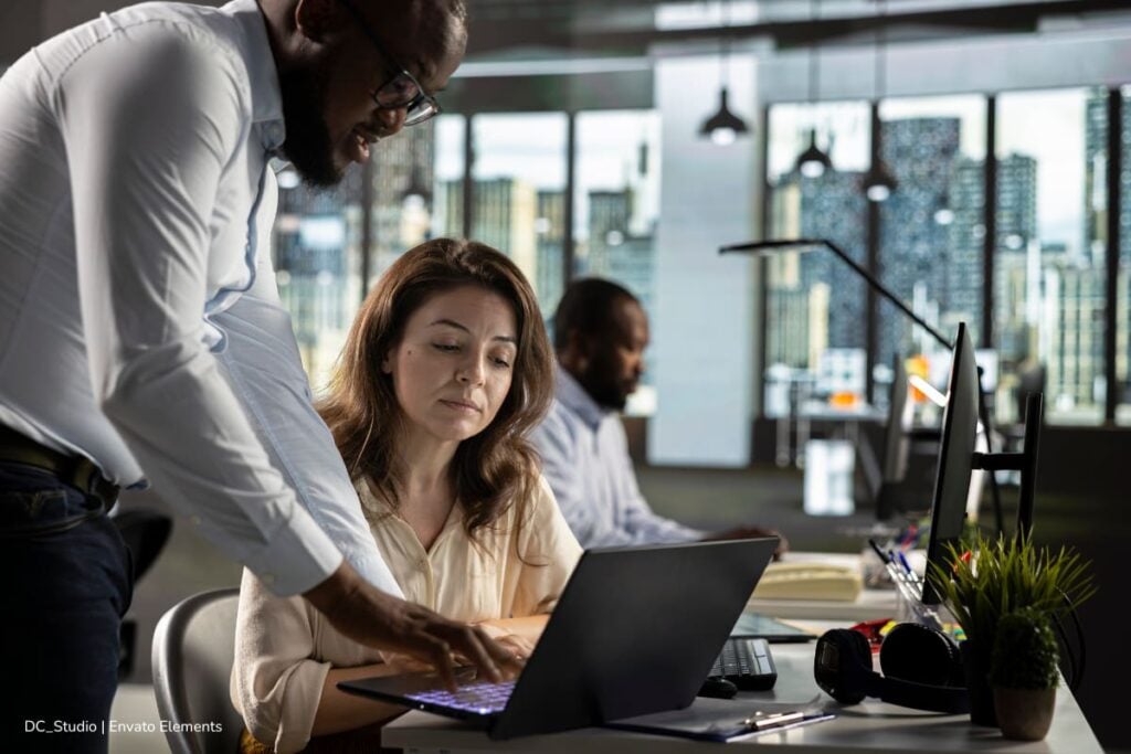 Hoy, 21 de enero, inicia el recaudo para el concurso Entidades del Orden Territorial y Unidad de Alimentos para Aprender – UApA: fechas clave y pasos para inscripción en SIMO 2 concurso Entidades del Orden Territorial y Unidad de Alimentos para Aprender, concurso UApA, personas trabajando en concurso de la CNSC, Más Colombia