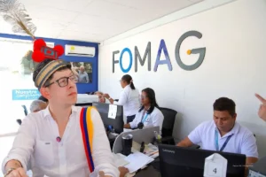 Crisis en el FOMAG. Oficina del Fomag con funcionarios atendiendo usuarios mientras avanza la investigación por 4.405 pagos irregulares.