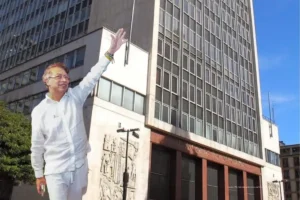 Presidente de Colombia frente al Ministerio de Hacienda en contexto del aumento de la deuda pública y la fragilidad fiscal.