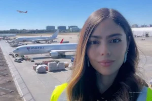 exportaciones de flores de Colombia. Manuela Aduanera explica el proceso de exportación de flores colombianas en un aeropuerto.
