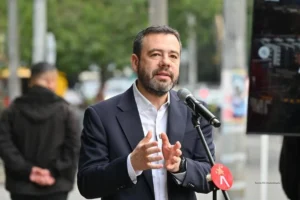 Alcalde de Bogotá anuncia medidas del programa Salvavidas al Empleo en Bogotá para mitigar el impacto del aumento del salario mínimo en 2026.