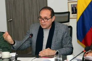 Funcionario del Gobierno interviene en rueda de prensa tras la suspensión del decreto de salario mínimo 2026 por el Consejo de Estado.