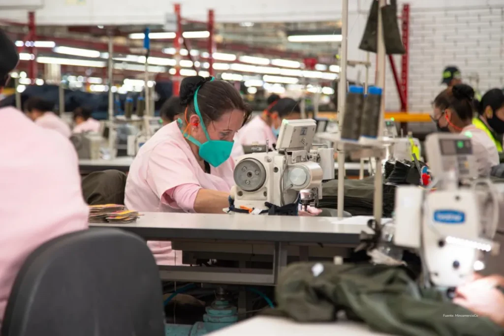 Exportaciones colombianas en 2025: ¿siguen dependiendo del petróleo y el carbón? 3 En el acumulado de enero a diciembre de 2025, Colombia exportó USD $50.199 millones FOB.