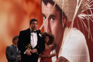 Bad Bunny, al aceptar el premio a Mejor Álbum de Música Urbana, dijo “Antes de dar las gracias a Dios, voy a decir: ¡Fuera ICE! […] no somos salvajes, no somos animales, somos humanos y somos americanos”.