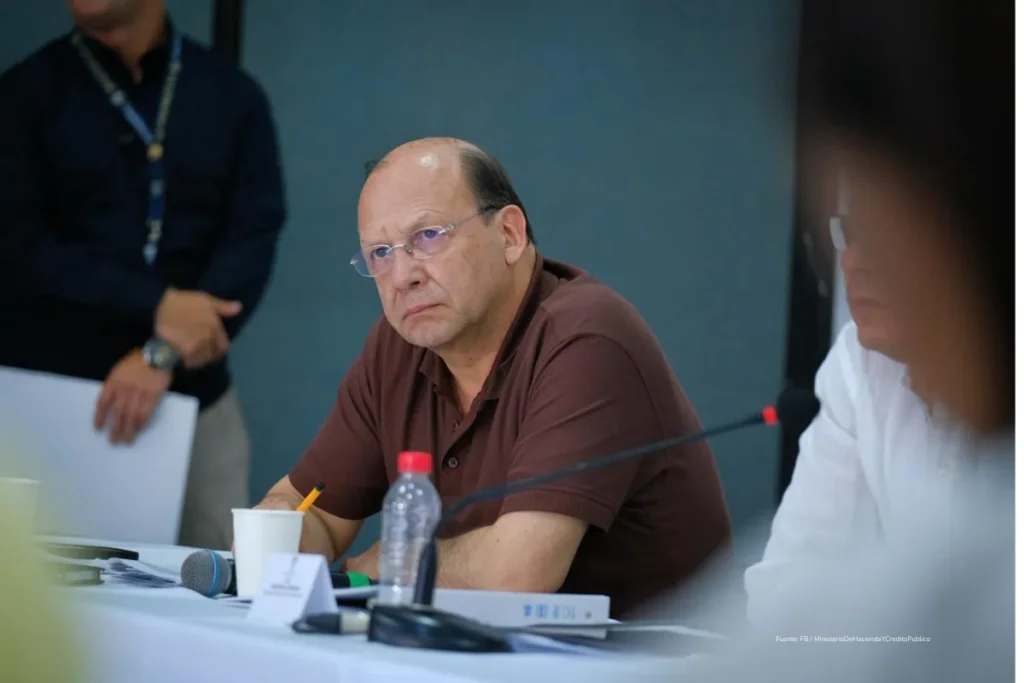 Con los intereses de la deuda pública el país podría pagar una línea del Metro cada tres meses 2 Deuda pública. Funcionario del Ministerio de Hacienda escucha intervenciones en mesa técnica.