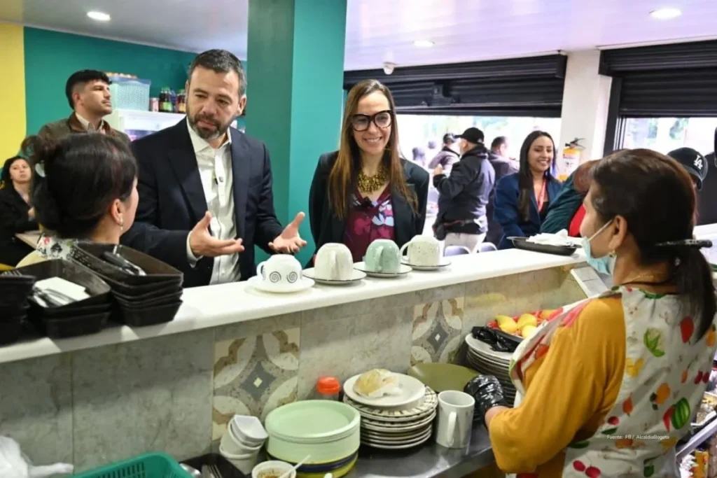 10.000 empleos en riesgo: así opera el Salvavidas al Empleo en Bogotá 2 Reunión entre autoridades distritales y emprendedores en Bogotá sobre el funcionamiento del programa Salvavidas al Empleo en Bogotá.