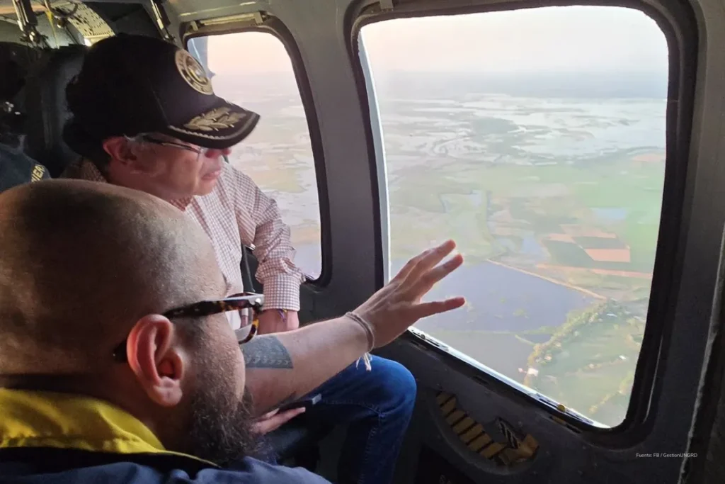 Decreto de emergencia económica 2026 en la tormenta perfecta fiscal y climática 2 Funcionarios observan desde helicóptero zonas inundadas en Colombia durante inspección relacionada con la nueva emergencia económica.