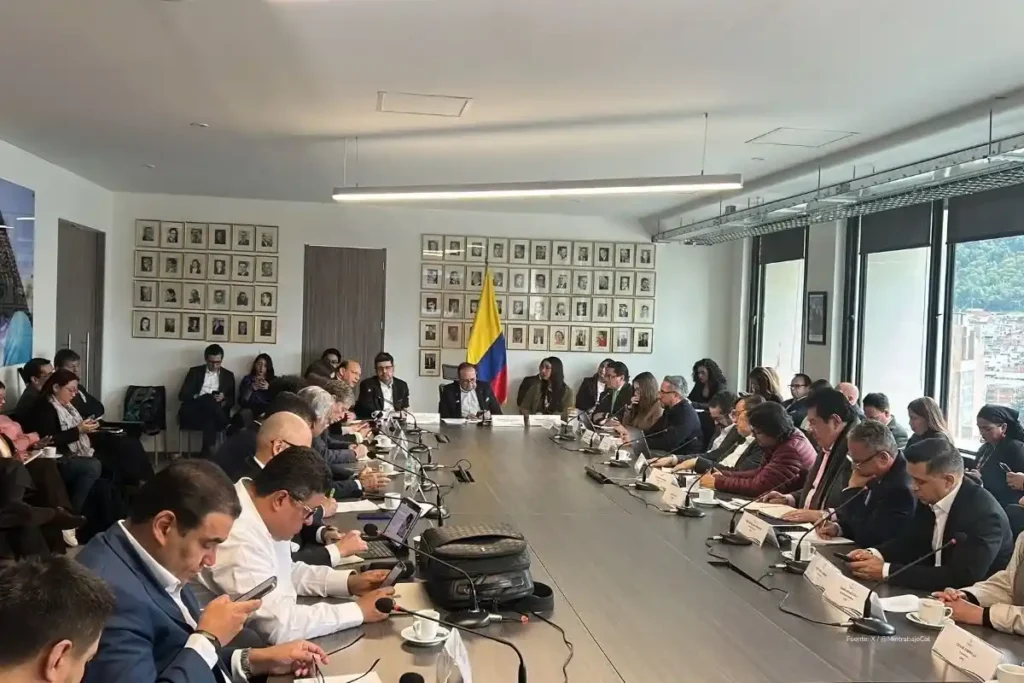 ¿Baja el salario mínimo 2026?: Esto opinan los expertos tras Mesa de Concertación 2 Mesa de concertación laboral respaldó mantener aumento de 23,7% del salario mínimo 2026