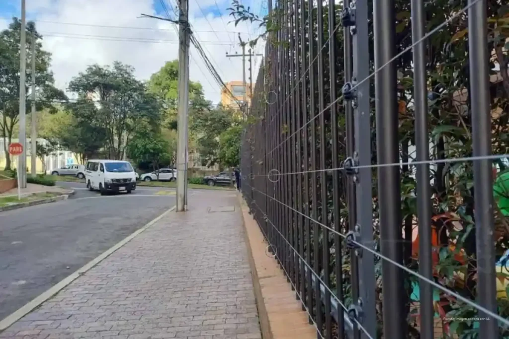 La cerca eléctrica que afectó a Enrique Peñalosa sería ilegal 3 El caso se conecta con una investigación previa de Más Colombia sobre una cerca eléctrica instalada casi a ras del suelo frente al Liceo Francés, por donde transitan a diario cerca de 2.000 niños.
