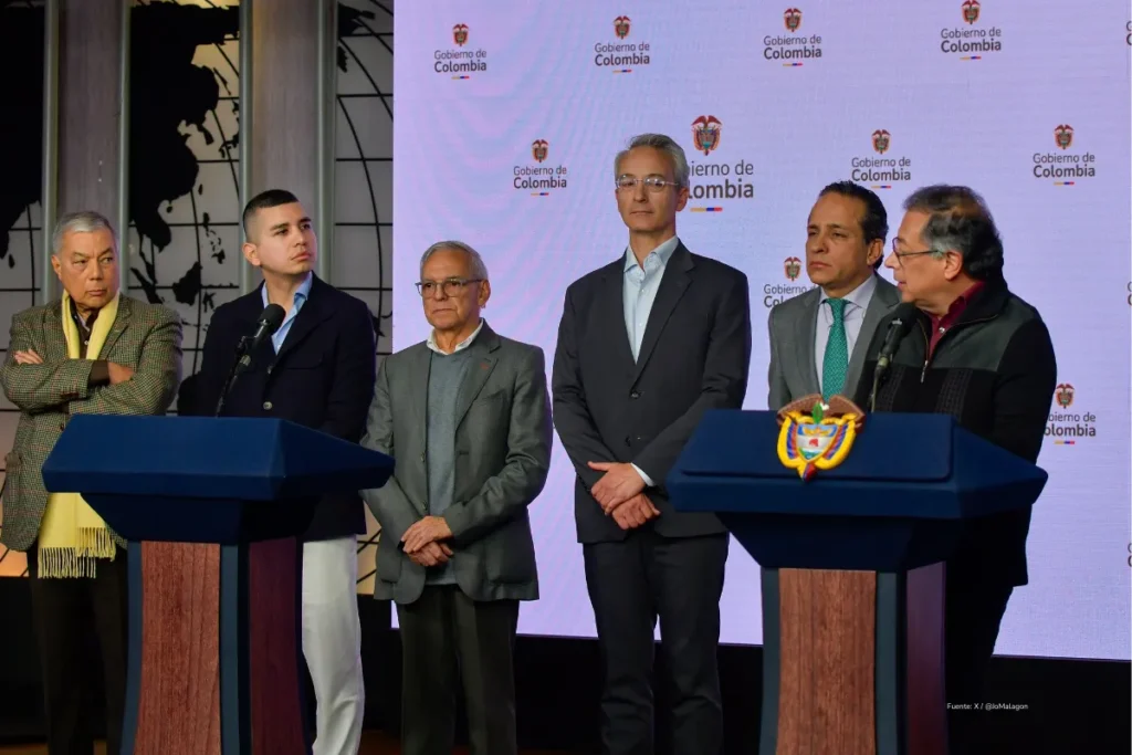 Inversiones forzosas: qué son, cómo afectarían el crédito y por qué el debate vuelve en plena emergencia económica 3 Ministros y funcionarios del Gobierno de Colombia durante anuncio sobre inversiones forzosas y medidas fiscales.