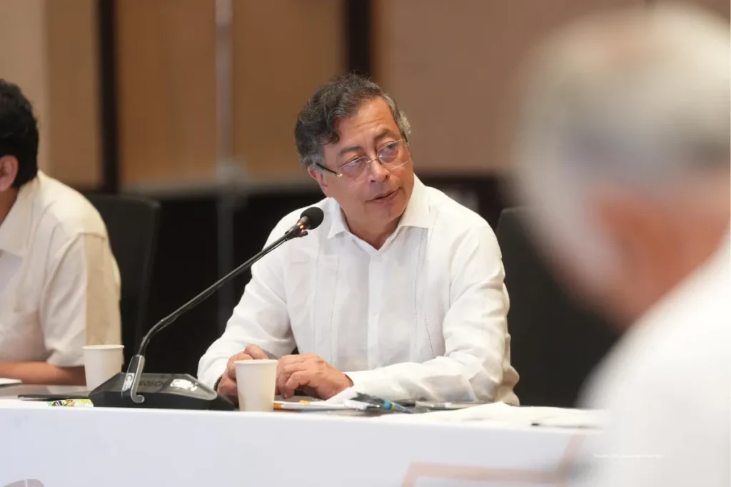 Con los intereses de la deuda pública el país podría pagar una línea del Metro cada tres meses 3 Presidente interviene en reunión de alto nivel donde se analizan las cifras de la deuda pública del Gobierno Nacional.