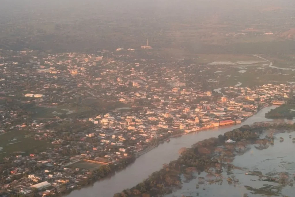 Índice de Percepción de la Corrupción 2025: América Latina y Colombia con retrocesos 2 Vista aérea de ciudad colombiana junto a un río, reflejando desafíos institucionales y de gobernanza señalados en el Índice de Percepción de la Corrupción 2025.