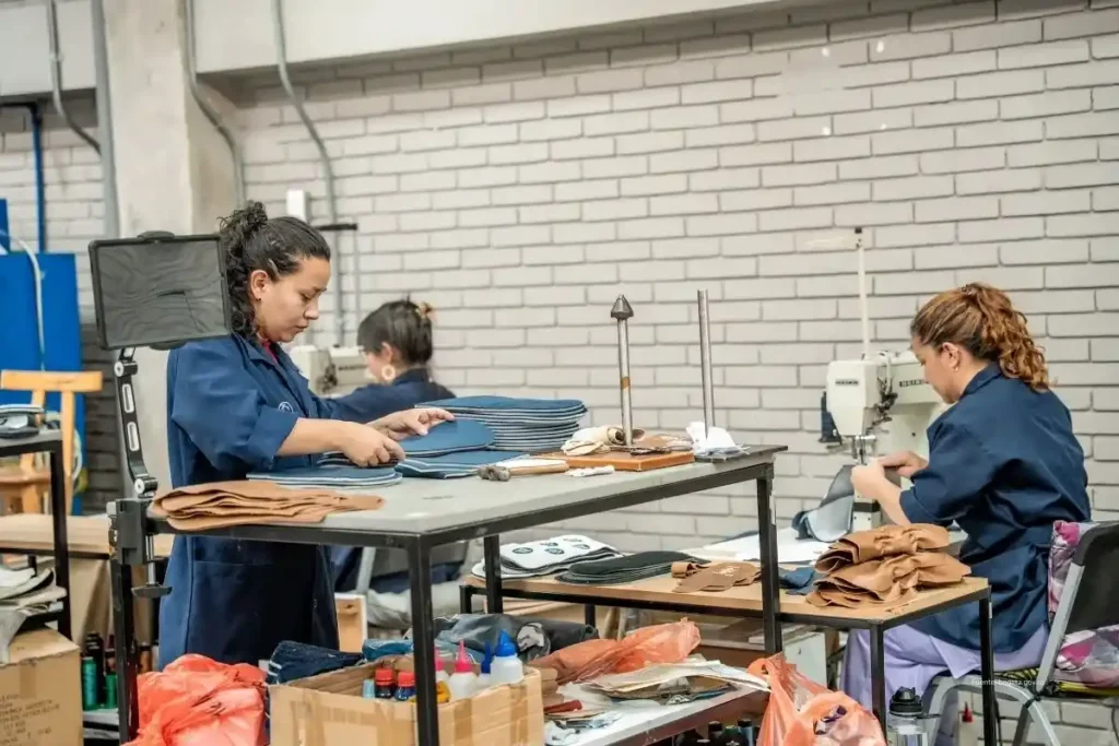 10.000 empleos en riesgo: así opera el Salvavidas al Empleo en Bogotá 3 Trabajadoras en microempresa de manufactura en Bogotá, potencial beneficiaria del programa Salvavidas al Empleo en Bogotá para proteger puestos formales.