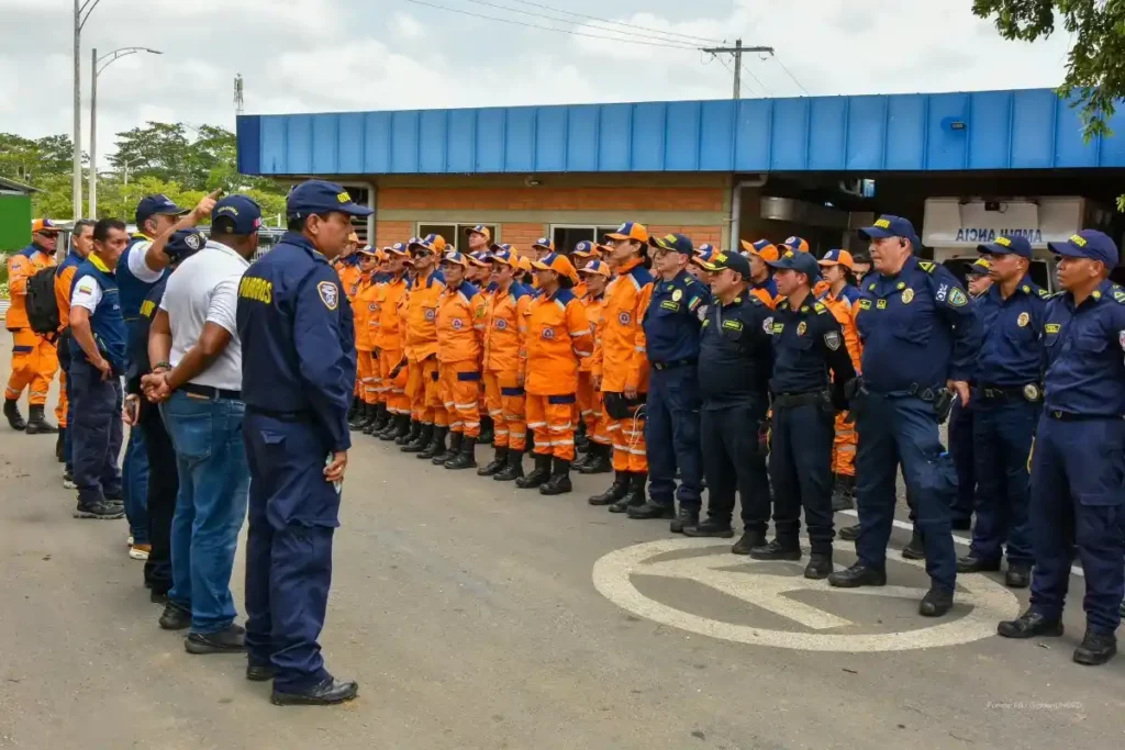 Nueva emergencia económica: el Gobierno busca $8 billones en un mes en medio de incumplimientos fiscales 3 Equipos de gestión del riesgo y Policía Nacional en formación durante operativo de emergencia en medio del debate por la nueva emergencia económica en Colombia.