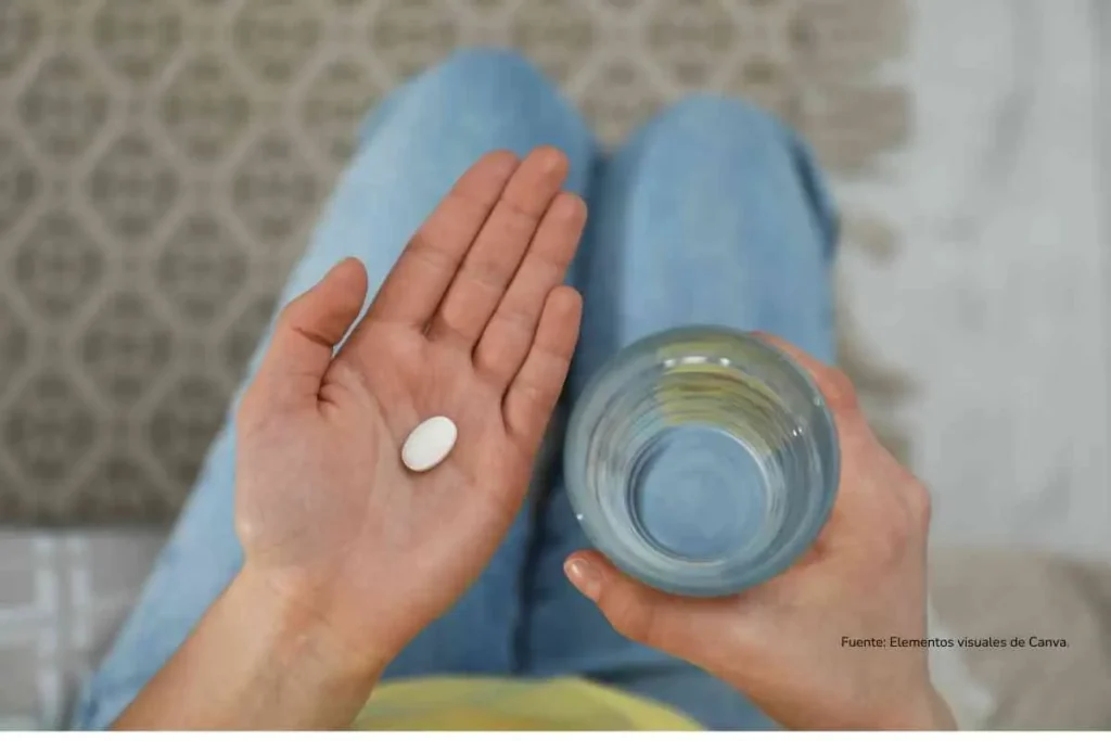 Interrupción voluntaria del embarazo en Bogotá: el acuerdo aprobado que podría imponer nuevas barreras 2 patilla y vaso de agua en las manos de una persona