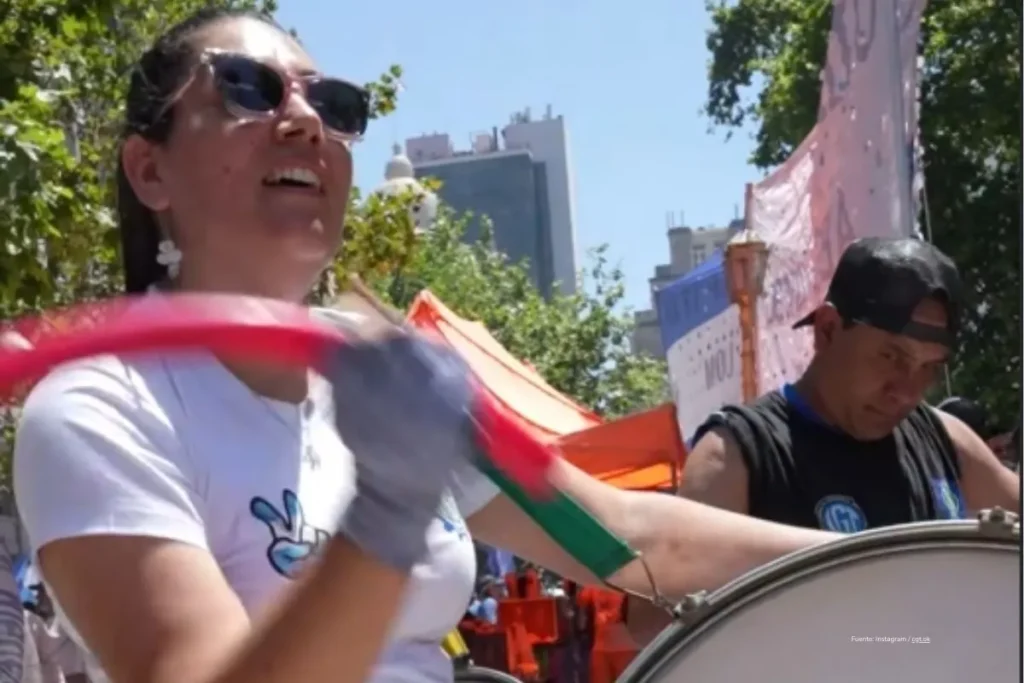 La reforma laboral de Milei en Argentina ¿empleo o precarización? 3 Manifestante toca tambor durante protesta contra la reforma laboral de Milei en el centro de Buenos Aires.