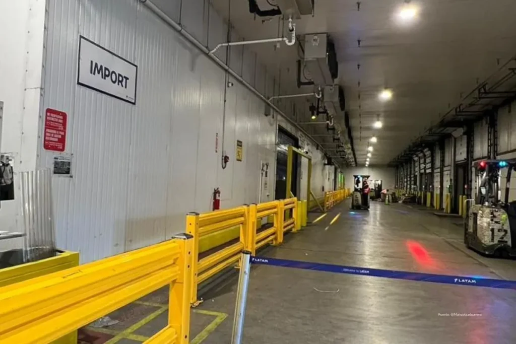 Exportaciones de flores de Colombia: “Es una carrera contra el tiempo y cualquier falla se paga caro”, advierte Manuela Aduanera 4 Área logística de importación y exportación donde se controlan productos perecederos como las flores colombianas.