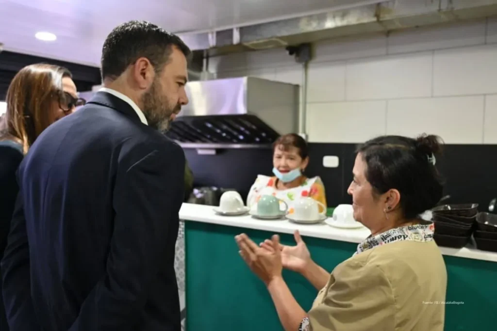 10.000 empleos en riesgo: así opera el Salvavidas al Empleo en Bogotá 4 Alcalde de Bogotá dialoga con trabajadora de pequeño negocio sobre el impacto del salario mínimo y el programa Salvavidas al Empleo en Bogotá.