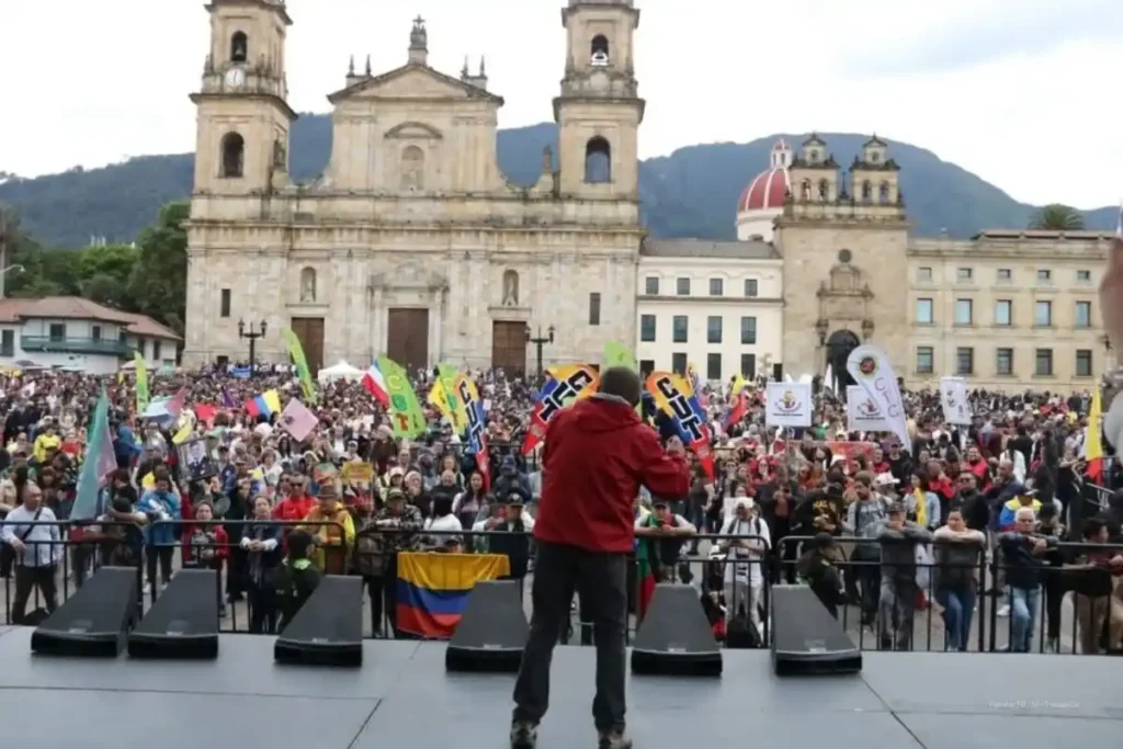 Suspensión del decreto de salario mínimo 2026 desata choque político y obliga a nuevo cálculo técnico 4 Manifestación en la Plaza de Bolívar de Bogotá en medio del debate por la suspensión del decreto de salario mínimo 2026.